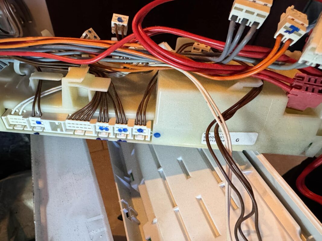Pračka Siemens-nesvítí ovládací panel, oprava elektroniky. Cena od 1500 Kč